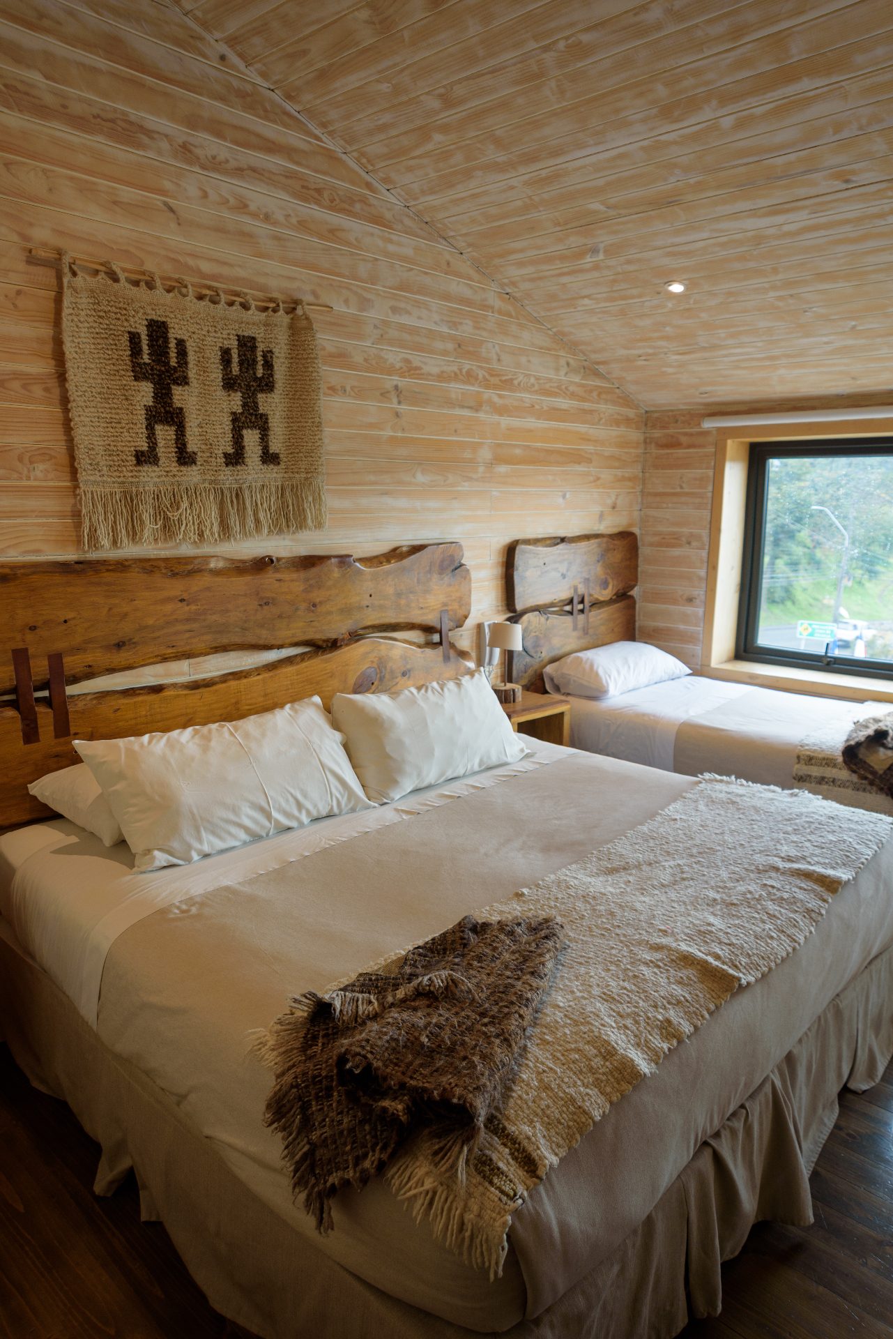 Interior de habitación inspirada en galpones chilotes