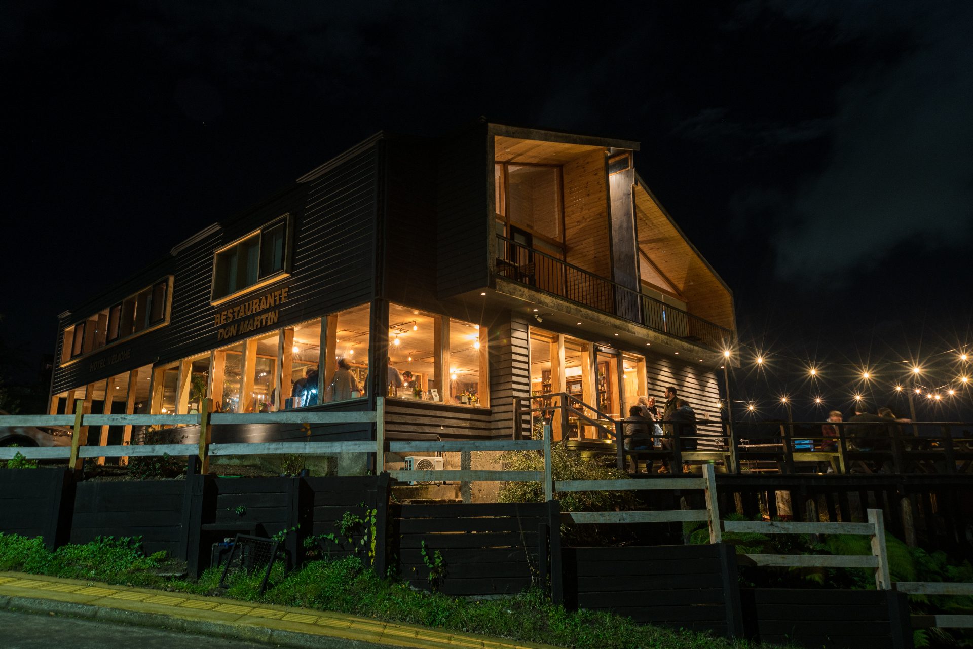 Hotel Arrebol al atardecer en Castro, Chiloé
